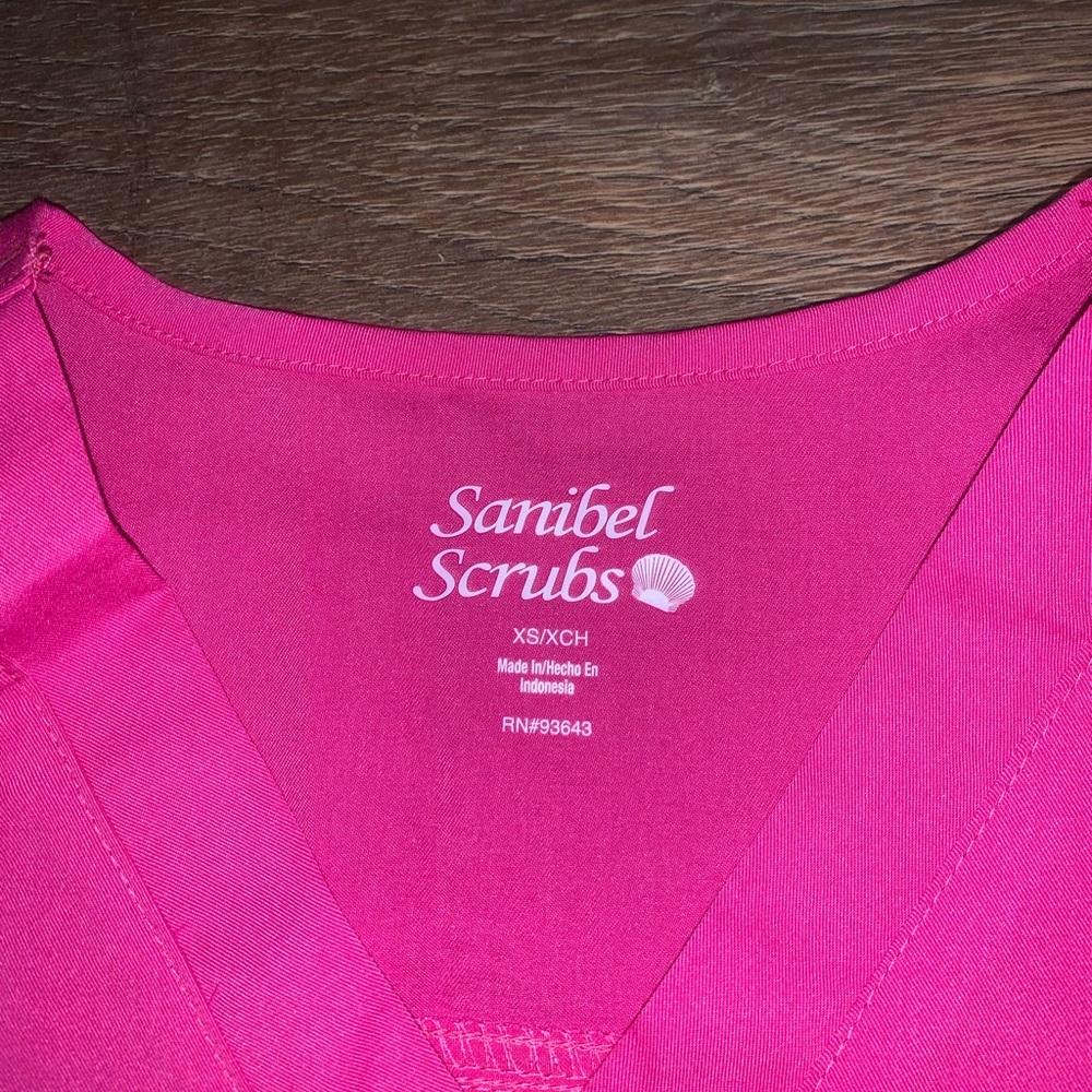 Pink scrub set - Picture 2 of 3